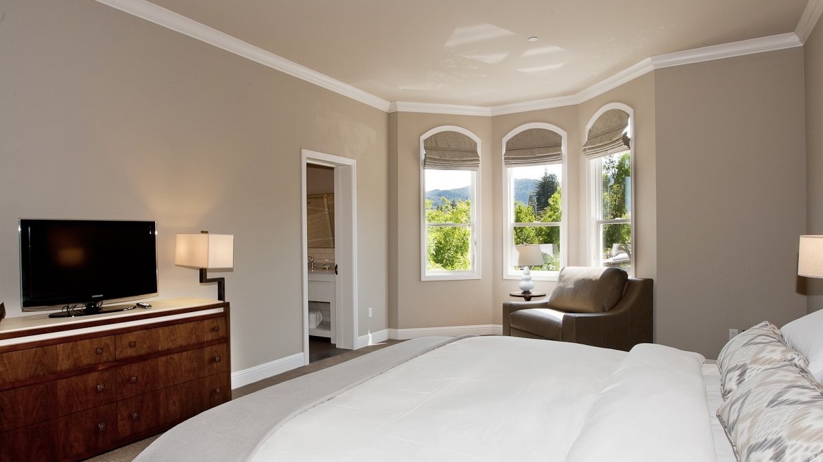 Wydown Hotel, St Helena bedroom with view of trees